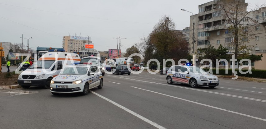 Masina intrata intr-un stalp de la piciorul podului IPMC din Constanta. Intervin salvatorii   