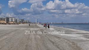 Vremea frumoasă a scos constănțenii și turiștii la plimbare pe plaja din Mamaia. Curajoșii s-au avântat și în valuri (FOTOREPORTAJ+VIDEO)