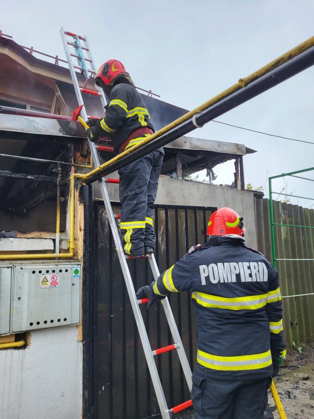 un barbat ranit in incendiul ce i a cuprins locuinta fiul acestuia a suferit un atac de panica galerie un barbat ranit in incendiul ce i a cuprins locuinta fiul acestuia a suferit un atac de panica galerie