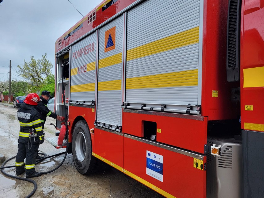 un barbat ranit in incendiul ce i a cuprins locuinta fiul acestuia a suferit un atac de panica galerie un barbat ranit in incendiul ce i a cuprins locuinta fiul acestuia a suferit un atac de panica galerie