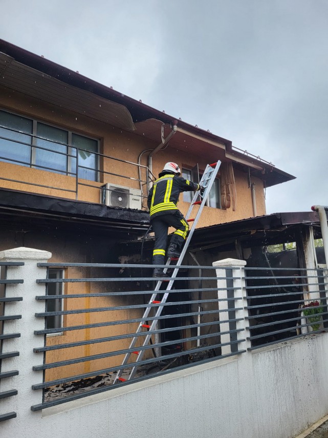 un barbat ranit in incendiul ce i a cuprins locuinta fiul acestuia a suferit un atac de panica galerie un barbat ranit in incendiul ce i a cuprins locuinta fiul acestuia a suferit un atac de panica galerie