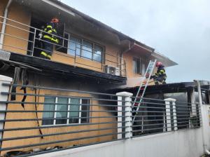 Un bărbat, rănit în incendiul ce i-a cuprins locuința. Fiul acestuia a suferit un atac de panică (GALERIE FOTO)