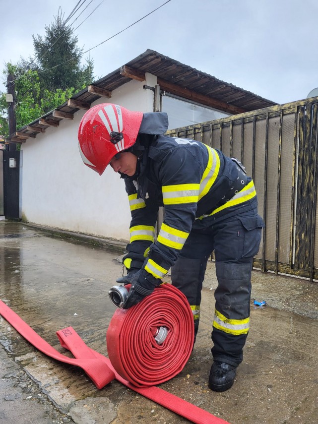 un barbat ranit in incendiul ce i a cuprins locuinta fiul acestuia a suferit un atac de panica galerie un barbat ranit in incendiul ce i a cuprins locuinta fiul acestuia a suferit un atac de panica galerie