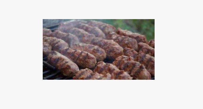 Explozie a cererii de mici pentru minivacanta de 1 Mai! Ce combinatie de carne prefera romanii  