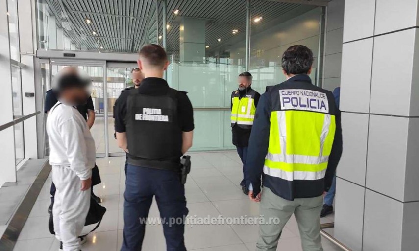 cetatean roman adus sub escorta pe aeroportul otopeni de autoritatile din s u a galerie foto 813510