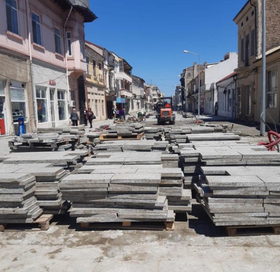Incredibil! Dalele montate pe strada Ștefan cel Mare din Constanta sunt scoase dupa ce s-a constatat ca ar fi fost puse gresit (VIDEO) 
