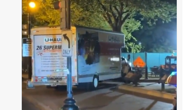 Un sofer a izbit un camion de gardul de securitate de la Casa Alba! (VIDEO)  