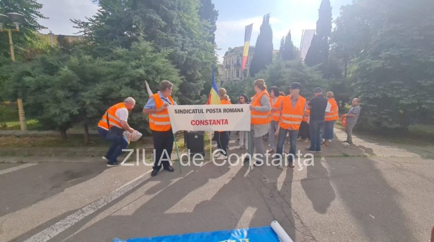 LIVE: Postasii din Constanta protesteaza in fata Prefecturii (FOTO+VIDEO)     