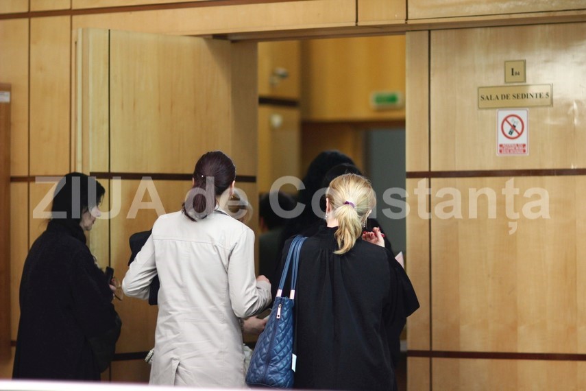 Justițiabili și avocați intrând în sala de judecată. Foto cu rol ilustrativ din Arhiva ZIUA de Constanța