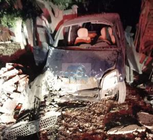 Un șofer băut a intrat cu mașina într-un gard! O femeie rănită grav în urma accidentului rutier (FOTO)