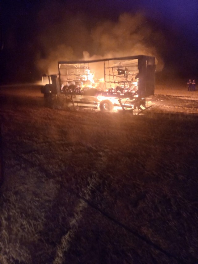 judetul constanta camion cu stupi si un lan de grau mistuite de flacari in apropierea localitatii independenta