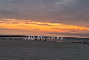 Distracție de la apus la răsărit. Neversea 2023, seara a doua. Răsărit spectaculos la malul mării (FOTO)    