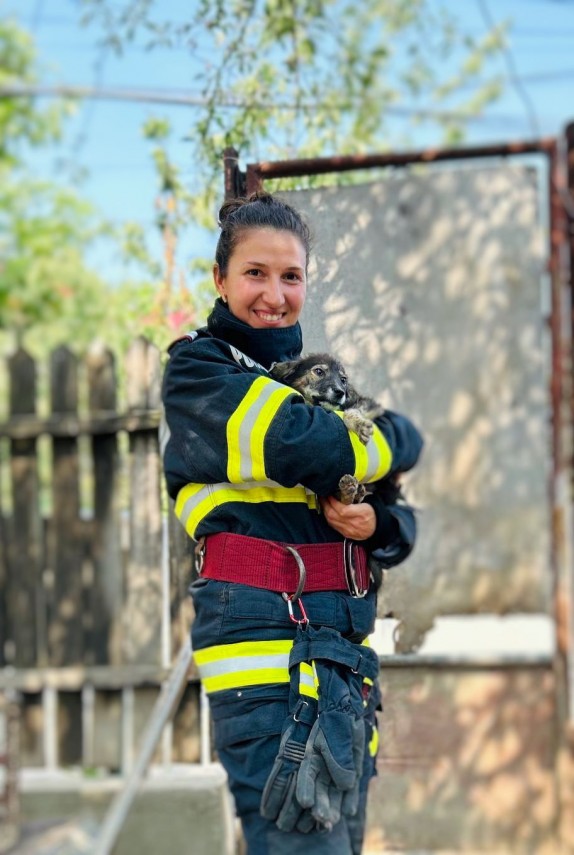 Ramona, fata care a salvat cățelușul. Sursă foto: ISU Giurgiu