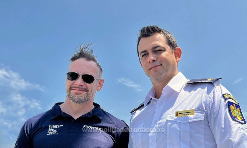 Întâlnire de lucru între inspectorul general al Poliţiei de Frontieră şi directorul executiv adjunct al Frontex, în cadrul unui exerciţiu de căutare şi salvare la Marea Neagră. Sursă foto: polițiadefrontieră.ro