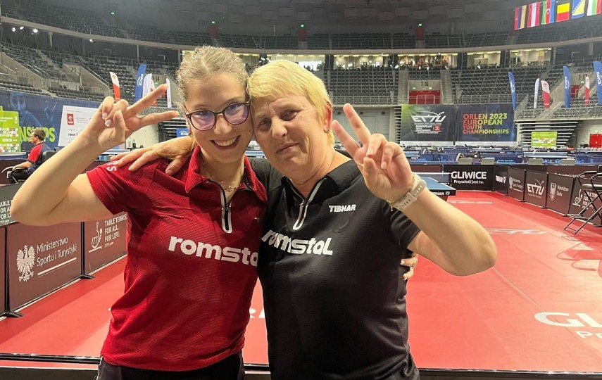 Bianca Mei-Roșu și antrenoarea Elena Sebe. Sursa foto: Facebook (European Tennis Table Union)
