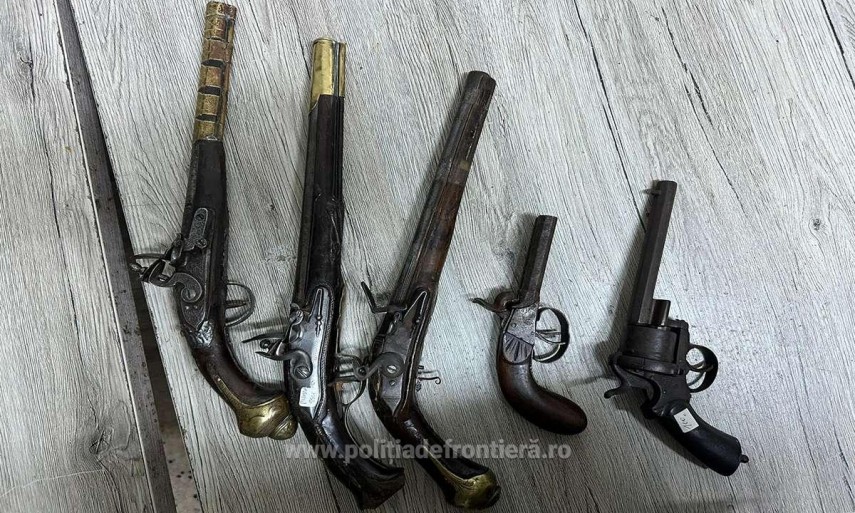O parte dintre armele nedeclarate descoperite. Sursă foto: polițiadefrontieră.ro