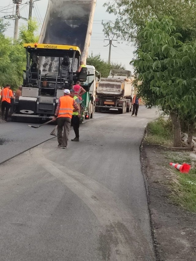 Asfaltări pe un drum județean. Sursă foto: Drumuri Județene S.A.