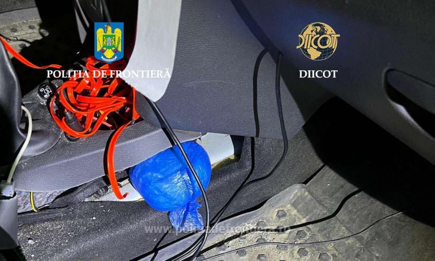 Drogurile descoperite în mașina tânărului. Sursă foto: polițiadefrontieră.ro