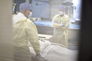 Marcel Ciolacu, vizita la Spitalul Militar Regina Astrid din Bruxelles, unde se află un tânăr pompier rănit la Crevedia