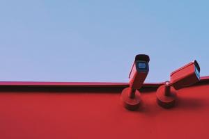 „Este necesar să colaborez cu specialiștii de la o firmă montare camere de supraveghere?\