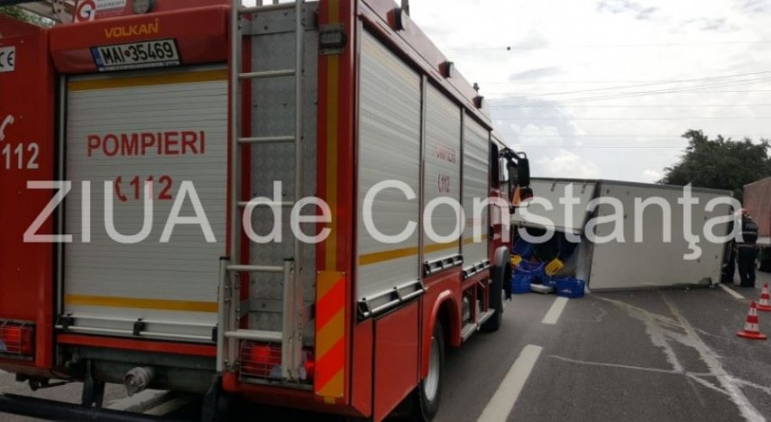 Accident in judetul Tulcea:Un tir ce transporta ulei alimentar s-a rasturnat 