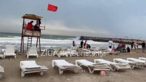 Litoral Constanța Valurile uriașe și vântul puternic nu îi împiedică pe turiști să se aventureze în mare