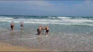 Șocant! O femeie a intrat în valurile mării cu cadrul ajutător în Eforie Nord (FOTO+VIDEO)