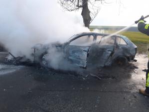 Accident cumplit în localitatea Bunești din Cluj. O mașină a izbucnit în flăcări după impact