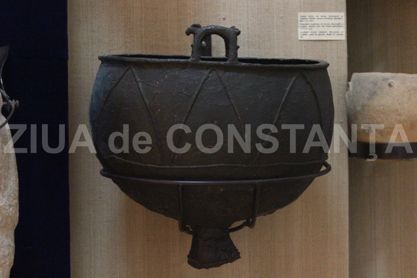 Sursa foto: ZIUA de Constanța - Cazan scitic de bronz descoperit la Castelu, folosit pentru ritualuri specifice. sec. V a.Chr.