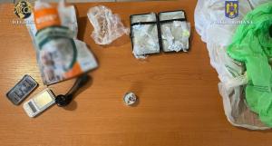 Suspect de trafic de droguri reținut de procurorii DIICOT. Unde ținea ascunse substanțele interzise (GALERIE FOTO)