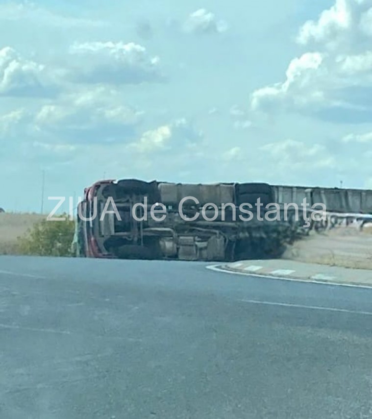 Un autotren s-a rasturnat intr-un sens giratoriu din judetul Constanta! O victima a ajuns la spital