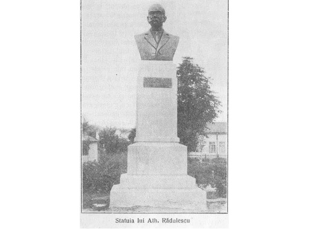Statuia lui Ath. Rădulescu. Sursă foto: „Istoricul orașului Cernavodă”, de Ioan I. Mușat 