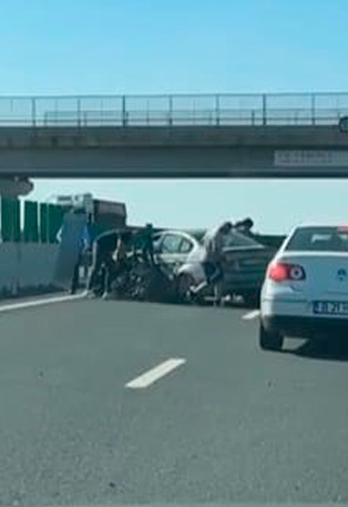 accident rutier pe autostrada a2 un autoturism a intrat in parapet doua victime 827373