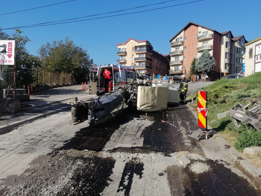 cluj un utilaj greu s a rasturnat in localitatea baciu intervin pompierii 827320