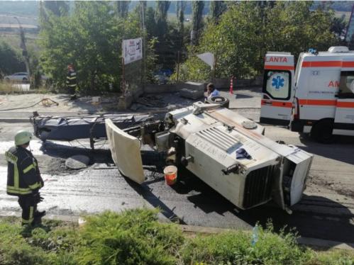 UPDATE Cluj. Un utilaj greu s-a răsturnat în localitatea Baciu. Intervin pompierii 