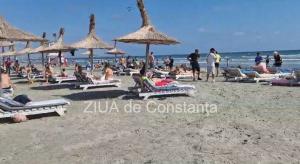 Știri Constanța Septembrie magic pe plaja din Năvodari. Oamenii se bucură de temperaturi plăcute și apă caldă (FOTO+VIDEO)