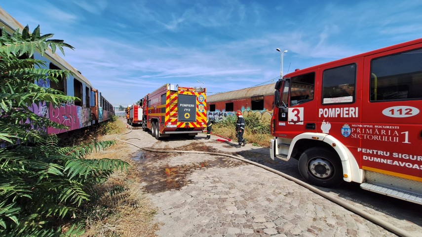 incendiu violent in zona podului grand din bucuresti doua vagoane cuprinse de flacari intervin pompierii incendiu violent in zona podului grand din bucuresti doua vagoane cuprinse de flacari intervin pompierii