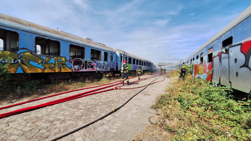 incendiu violent in zona podului grand din bucuresti doua vagoane cuprinse de flacari intervin pompierii incendiu violent in zona podului grand din bucuresti doua vagoane cuprinse de flacari intervin pompierii