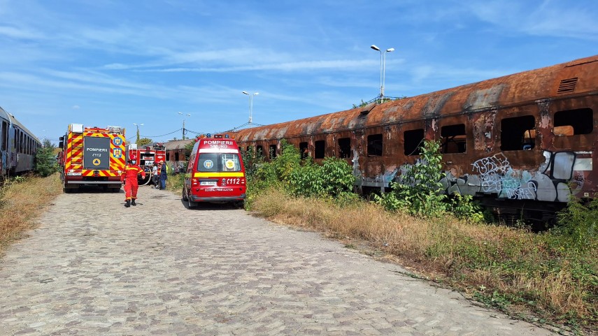 incendiu violent in zona podului grand din bucuresti doua vagoane cuprinse de flacari intervin pompierii incendiu violent in zona podului grand din bucuresti doua vagoane cuprinse de flacari intervin pompierii