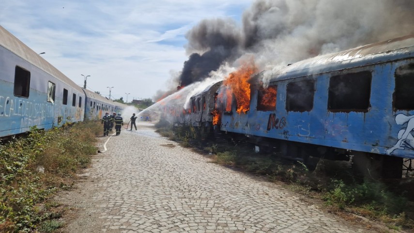 incendiu violent in zona podului grand din bucuresti doua vagoane cuprinse de flacari intervin pompierii incendiu violent in zona podului grand din bucuresti doua vagoane cuprinse de flacari intervin pompierii