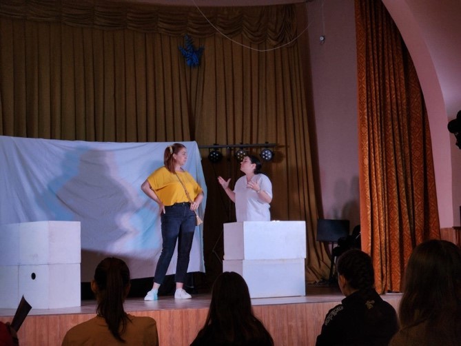 spectacolele din cadrul proiectului cultural artistic stagiune de teatru in localitatile judetului din