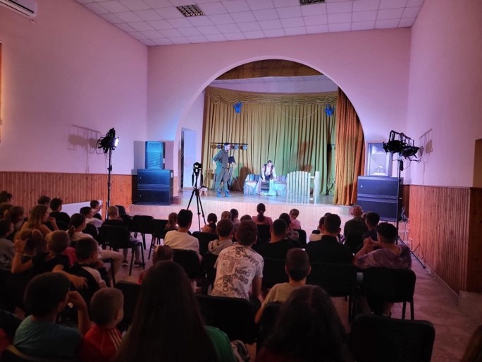 spectacolele din cadrul proiectului cultural artistic stagiune de teatru in localitatile judetului din