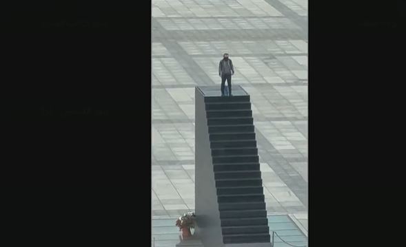 Un barbat s-a urcat pe un monument si ameninta ca se arunca in aer (VIDEO)
