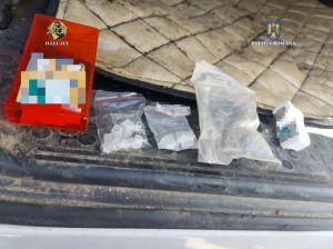 Substanțe interzise, vândute cu 50 de lei doza! Două persoane, reținute de procurorii DIICOT (GALERIE FOTO)