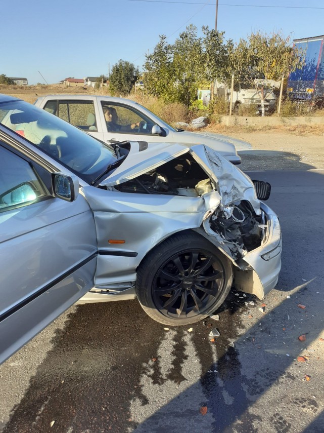 Accident rutier, in Constanta! O masina s-a izbit de un stalp 