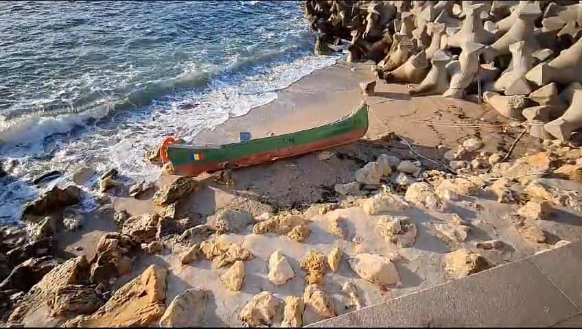 Imagini de dimineata, cu barca pescarilor prinsa in furtuna (FOTO+VIDEO)    
