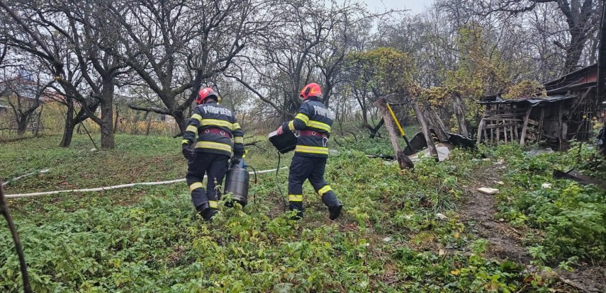 incendiu la o locuinta din judetul arges doi batrani salvati in ultima clipa din calea flacarilor galerie