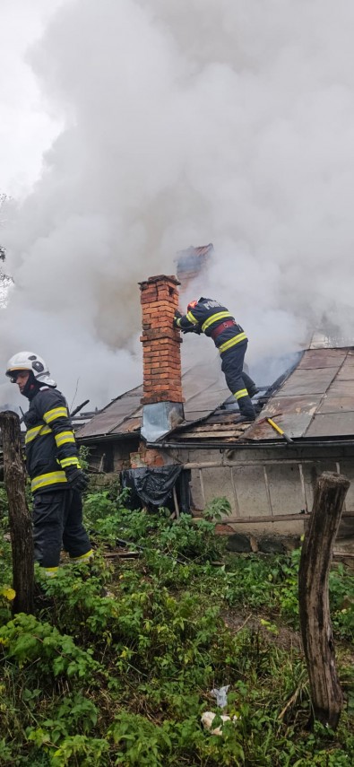 incendiu la o locuinta din judetul arges doi batrani salvati in ultima clipa din calea flacarilor galerie