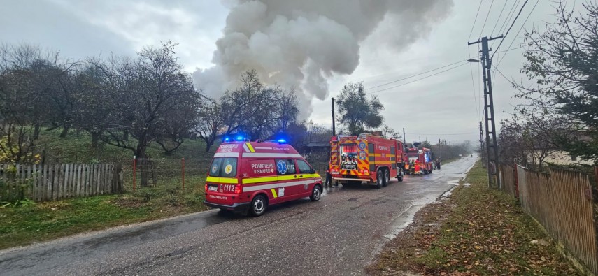 incendiu la o locuinta din judetul arges doi batrani salvati in ultima clipa din calea flacarilor galerie