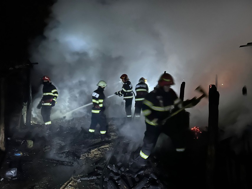 incendiu devastator la mioveni judetul arges pompierii s au luptat mai bine de doua ore cu flacarile